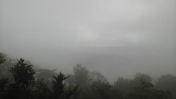 ガスに覆われた、大文字山山頂　誰にも会わず・・。